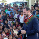 Kronprins Haakon taler ved åpningen av en ny helseklinikk for mor og barn i landsbyen Kamdi (Foto: Kristian Andersen, UNDP)